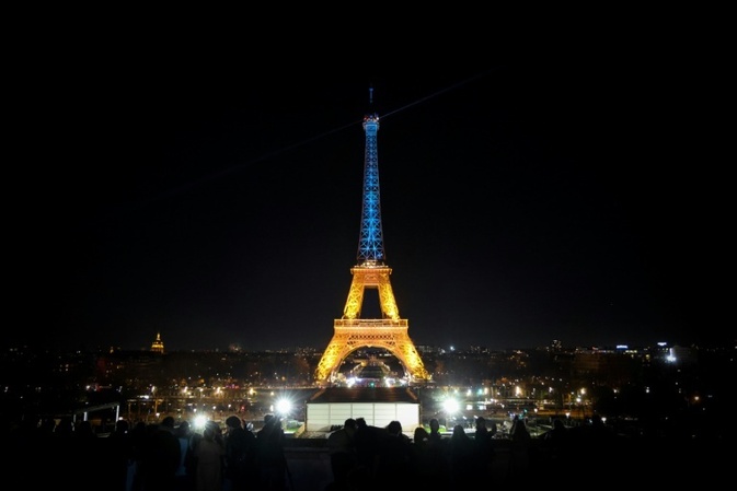 Vier Jahre Krieg: Eiffelturm leuchtet in ukrainischen Nationalfarben