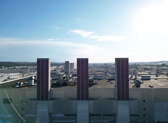 Beeindruckende Installation von Heliatek-PV-Solarfolien im BMW-Werk in Dingolfing
