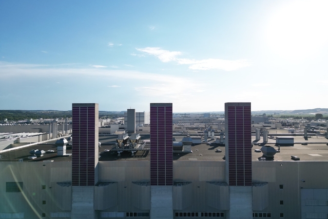 Beeindruckende Installation von Heliatek-PV-Solarfolien im BMW-Werk in Dingolfing