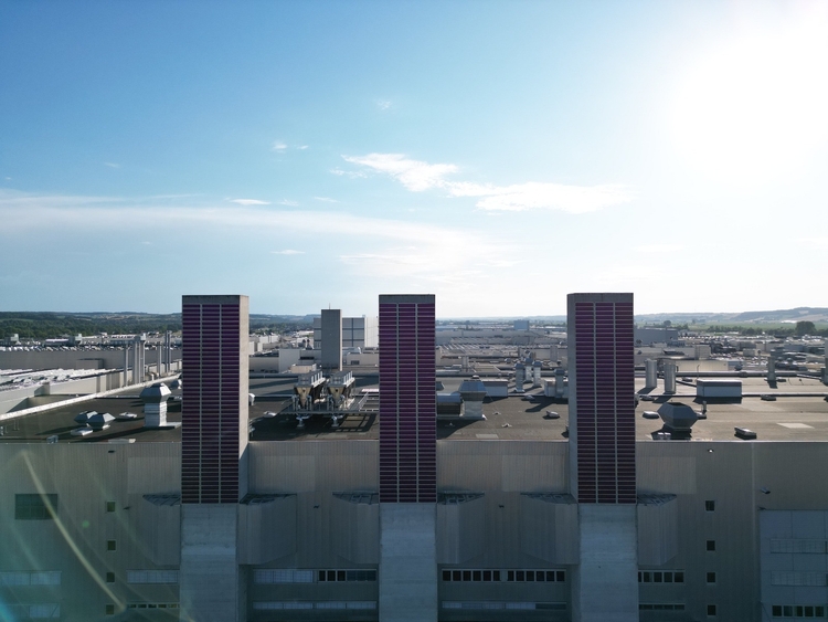 Beeindruckende Installation von Heliatek-PV-Solarfolien im BMW-Werk in Dingolfing