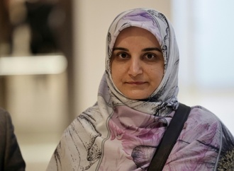 Iranerin in Paris wegen Terror-Verherrlichung zu einem Jahr Haft verurteilt
