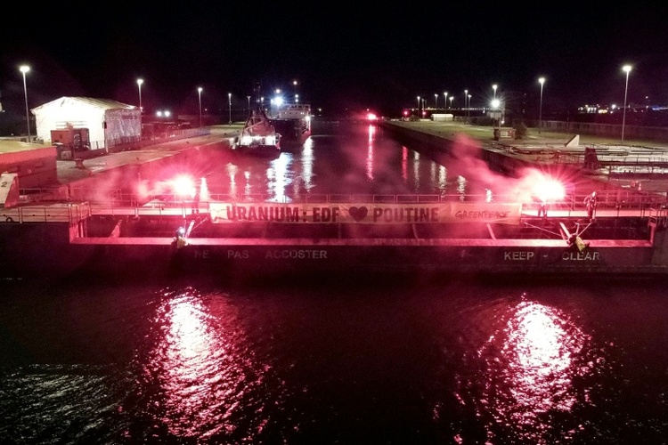 Protest gegen Atomgeschäfte mit Russland: Greenpeace blockiert Frachter