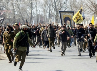 Zusammenstöße mit indischer Polizei bei Protesten gegen Tötung Chameneis in Kaschmir