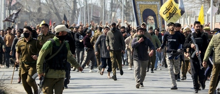 Zusammenstöße mit indischer Polizei bei Protesten gegen Tötung Chameneis in Kaschmir