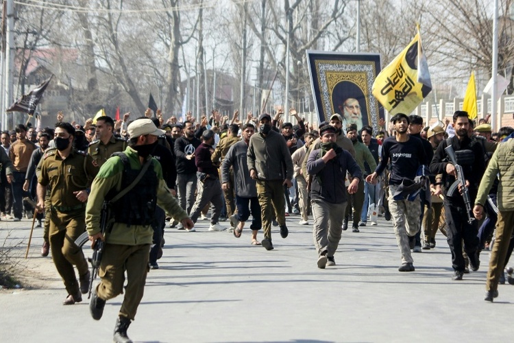 Zusammenstöße mit indischer Polizei bei Protesten gegen Tötung Chameneis in Kaschmir