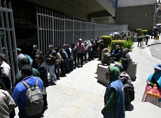 Ansturm auf Banken nach Unglück von Geld-Transportflugzeug in Bolivien