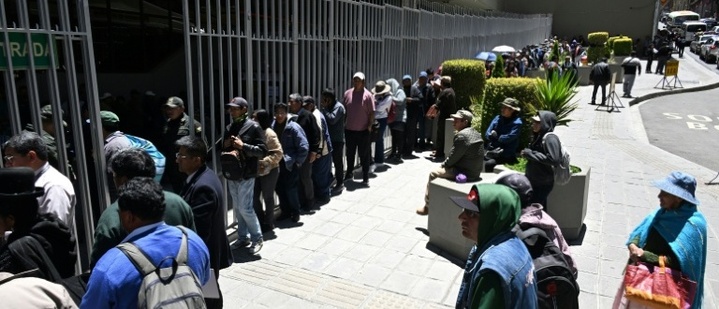 Ansturm auf Banken nach Unglück von Geld-Transportflugzeug in Bolivien