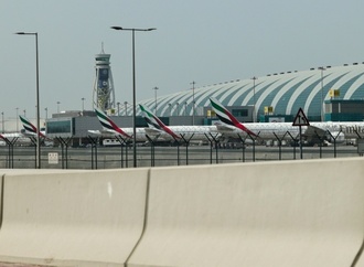 Flughafen Dubai stellt nach iranischem Angriff auf Emirate erneut Flugbetrieb ein