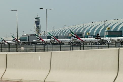 Nach iranischem Angriff: Flughafen Dubai stellt vorübergehend Betrieb ein