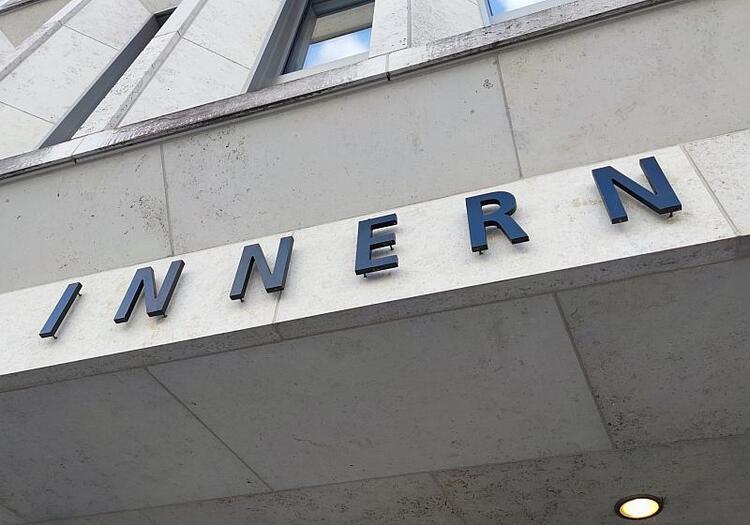 Ministerium: Ermittler erhielten Hunderte Hinweise zu Strom-Anschlag