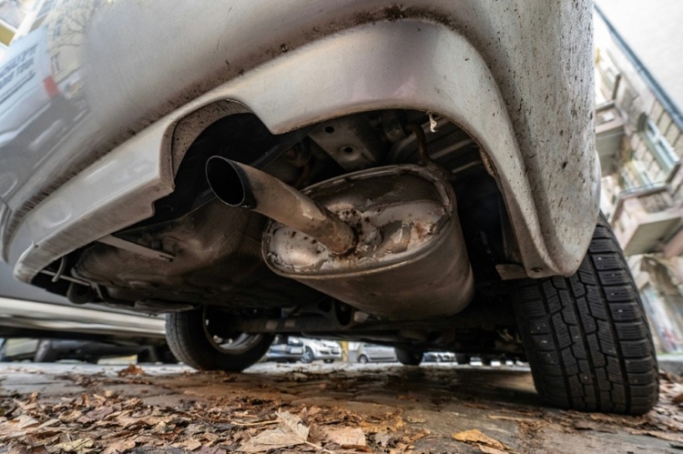Tödlicher Unfall bei Motorentest: Mann stirbt in Garage in Bayern