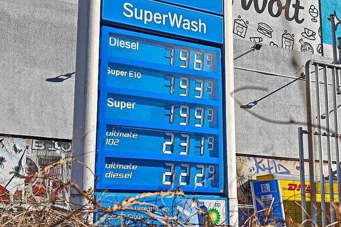 Wagenknecht pocht auf Importe von russischem Öl und Spritpreisdeckel