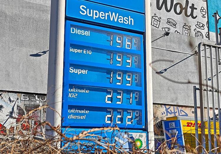 Wagenknecht pocht auf Importe von russischem Öl und Spritpreisdeckel