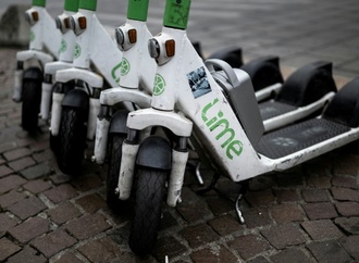 Sturz von E-Scooter neben Straßenbahn: Jugendlicher in Frankfurt tödlich verunglückt