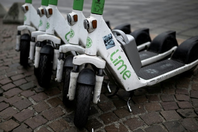 Sturz von E-Scooter neben Straßenbahn: Jugendlicher in Frankfurt tödlich verunglückt