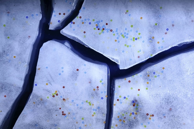 Spülschwämme sind schuld: Abwasch per Hand setzt tonnenweise Mikroplastik frei