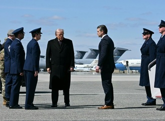 Trump nimmt Leichen von bei Absturz von Tankflugzeug im Irak getöteten Soldaten im Empfang