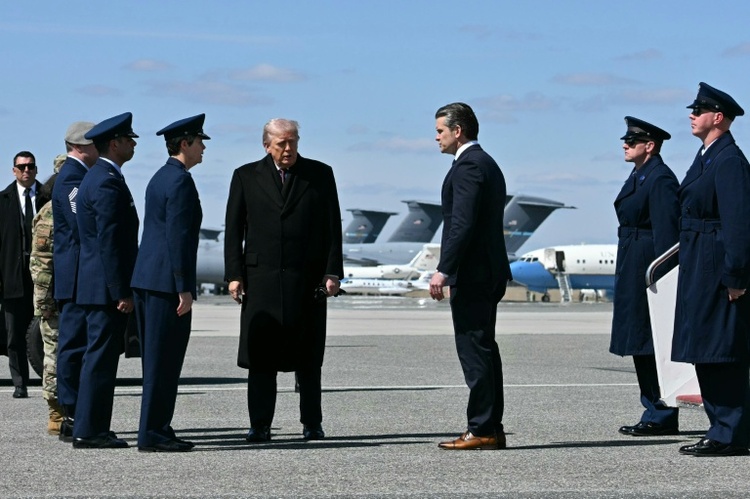 Trump nimmt Leichen von bei Absturz von Tankflugzeug im Irak getöteten Soldaten im Empfang