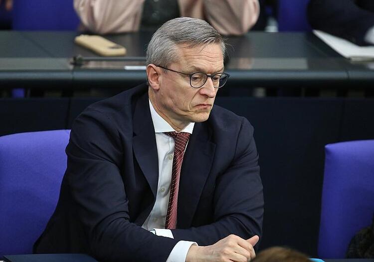 Digitalminister für vorübergehende Social-Media-Altersgrenze