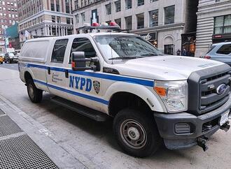 Flugzeug kollidiert auf New Yorker Flughafen mit Feuerwehrfahrzeug