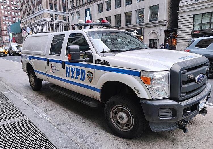 Flugzeug kollidiert auf New Yorker Flughafen mit Feuerwehrfahrzeug