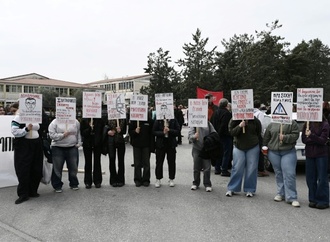 Chaos im Gerichtssaal: Prozess um schwerstes Zugunglück in Griechenland vertagt