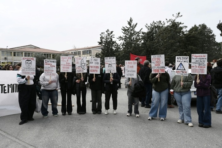Chaos im Gerichtssaal: Prozess um schwerstes Zugunglück in Griechenland vertagt