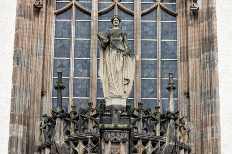 Teils lange Haftstrafen nach tödlichem Balkonsturz bei Überfall in Hamburger Hochhaus