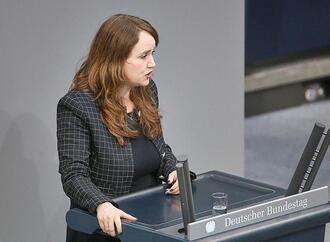 Lang fordert Merz zu Stellungnahme im Fall Fernandes auf