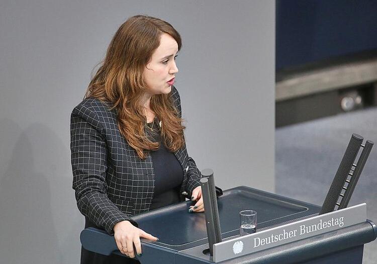 Lang fordert Merz zu Stellungnahme im Fall Fernandes auf