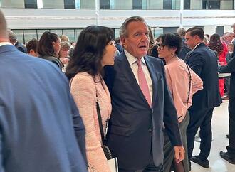 Schröder ruft SPD zu ''neuer Agenda-Politik'' auf