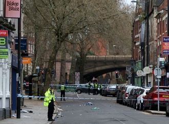 Autofahrer in England rammt Gruppe von Fußgängern - sieben Verletzte