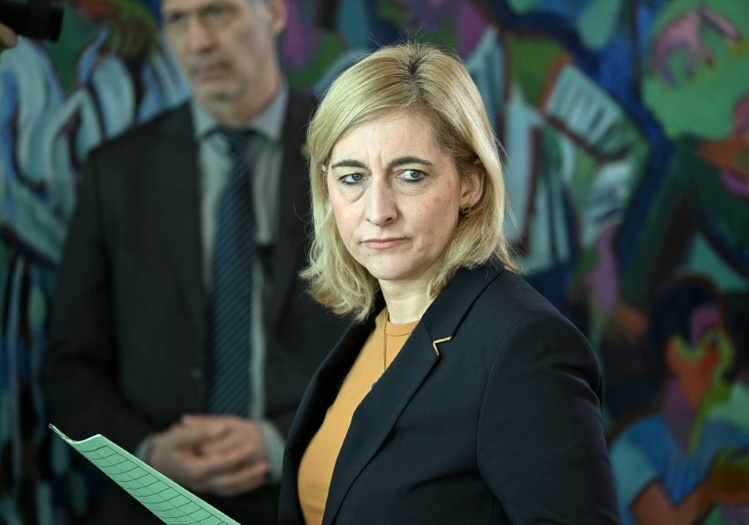 GKV-Kommission legt Empfehlungen vor - Einschnitte und höhere Besteuerung