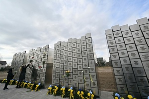 Vier Jahre nach Massaker in Butscha: EU-Außenminister zu Gedenken in Ukraine