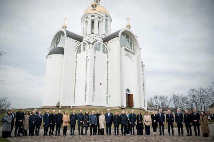 EU-Außenminister gedenken im ukrainischen Butscha des Massakers vor vier Jahren