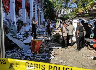 Behörden: Mindestens ein Toter bei Erdbeben der Stärke 7,4 im Osten Indonesiens