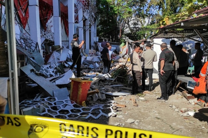 Mindestens ein Toter bei Erdbeben der Stärke 7,4 im Osten Indonesiens