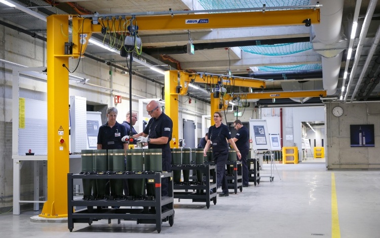 DIHK: Jeder sechste Industriebetrieb verdient durch Verteidigungsindustrie