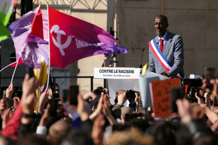 Nach Beleidigungen gegen Bürgermeister: Tausende demonstrieren in Saint-Denis gegen Rassismus