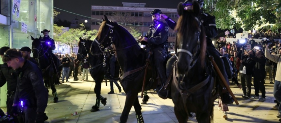 Hunderte Menschen fordern in Tel Aviv ein Ende des Iran-Kriegs