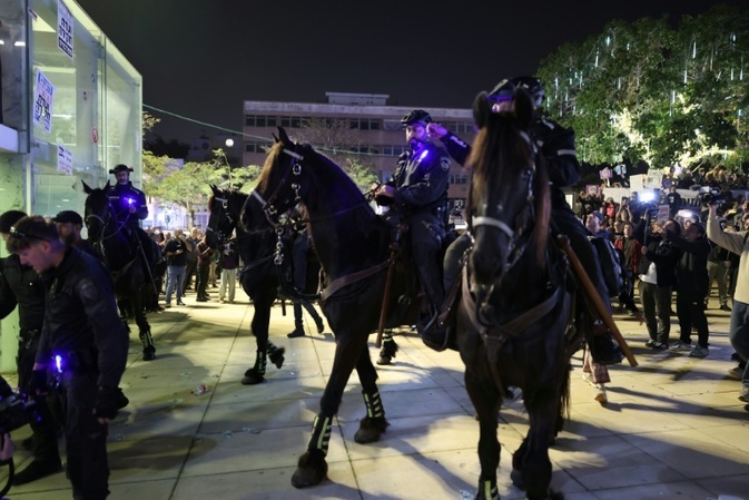 Hunderte Menschen fordern in Tel Aviv ein Ende des Iran-Kriegs