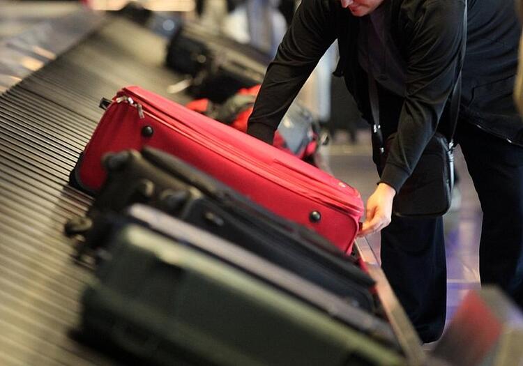 Streit über Auslandsreisen junger Männer