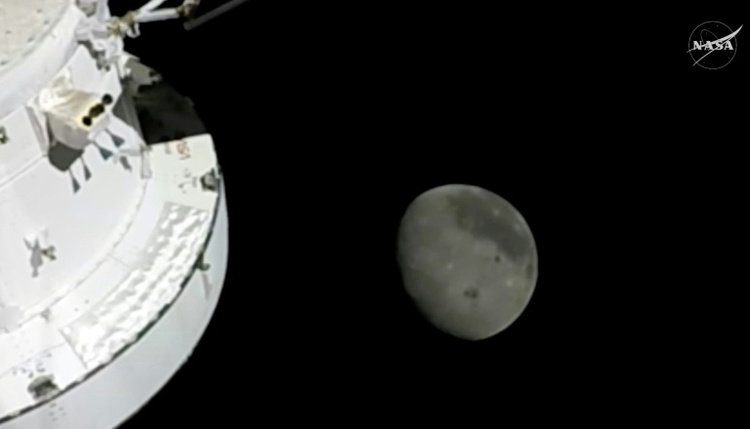 Artemis-2-Astronauten nach Rekord auf dem Rückweg zur Erde