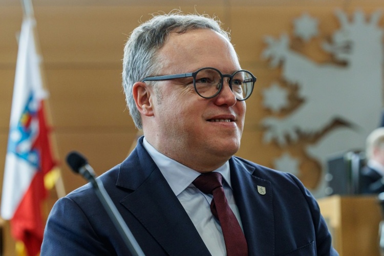 Ost-Regierungschefs fordern sofortiges Aussetzen der CO2-Abgabe auf Benzin