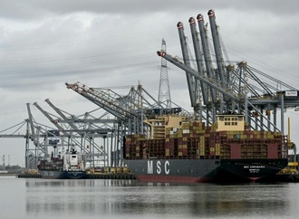 Ausfließendes Öl legt Schiffsverkehr in Hafen von Antwerpen größtenteils lahm