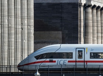 ICE nach Riss von Oberleitung in Sachsen-Anhalt gestoppt - Zwei Verletzte