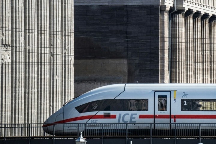 ICE nach Riss von Oberleitung in Sachsen-Anhalt gestoppt - Zwei Verletzte