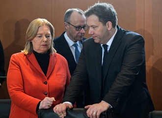 Union und SPD ringen um Entlastungen - Weidel bietet Merz Zusammenarbeit an