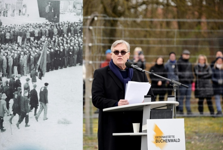 Kerkeling stellt sich im KZ Buchenwald gegen Rechtspopulisten und das Vergessen