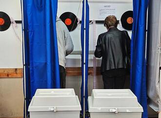 Wahllokale in Ungarn schließen - Umfragen sehen Tisza vorn